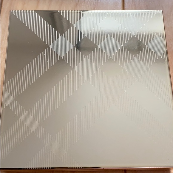 Burberry gold glow fragranced luminising powder - Picture 2 of 4